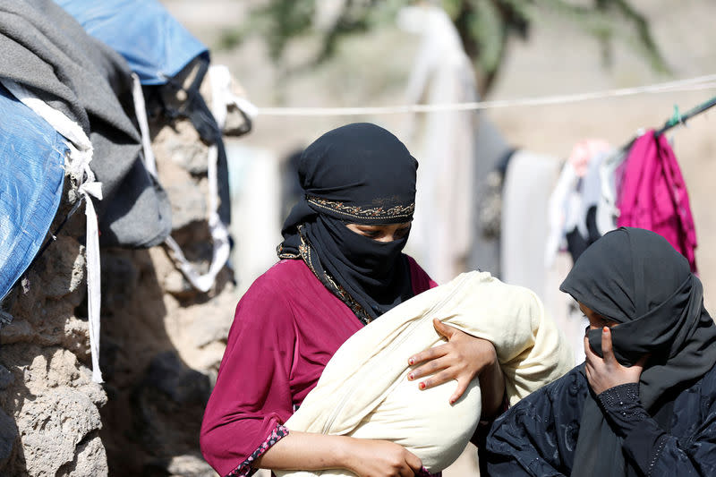 Dans un camp de refugiés près de Sanaa. Le secrétaire général des Nations unies, Antonio Guterres, a lancé mardi un appel à une aide généreuse des donateurs pour éviter la famine au Yémen, où un enfant meurt toutes les dix minutes de faim ou de maladie. /Photo prise le 25 avril 2017/REUTERS/Khaled Abdullah