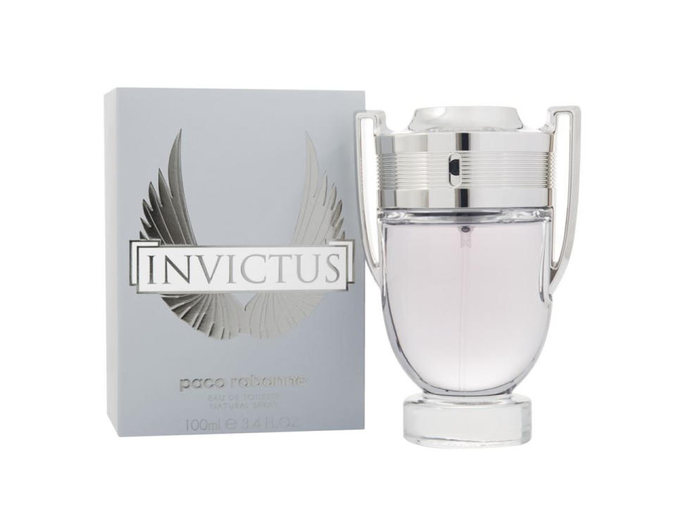 <p>Ein Duft für Siegertypen – könnte man bei Invictus von Paco Rabanne zumindest meinen. Das Fläschchen zur markanten Duftkreation des spanischen Labels präsentiert sich in der Optik einer Trophäe ganz heroisch. (Bild-Copyright: Paco Rabanne/Amazon) </p>