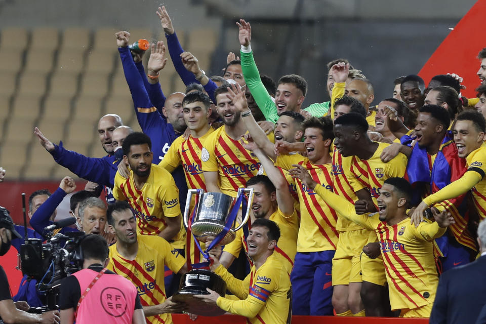 Los jugadores del Barcelona sostienen la Copa del Rey, tras vencer al Athletic Bilbao en la final del sábado 17 de abril de 2021 en Sevilla (AP Foto/Ángel Fernández)