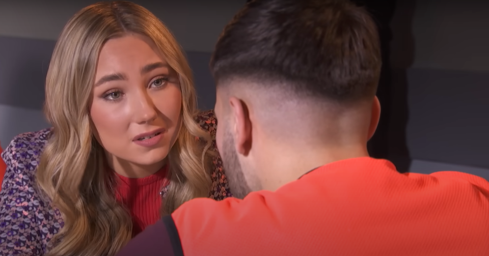 Hollyoaks Peri Lomax and Romeo Nightingale, sitting at a table chatting