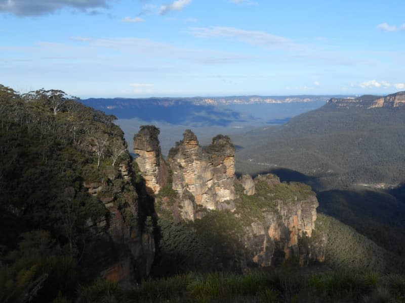The sandstone formation of the "Three Sisters" in the Blue Mountains, a natural landmark on many a Australian tourist's bucket list. Visitors can now explore the area on a new trail. Carola Frentzen/dpa