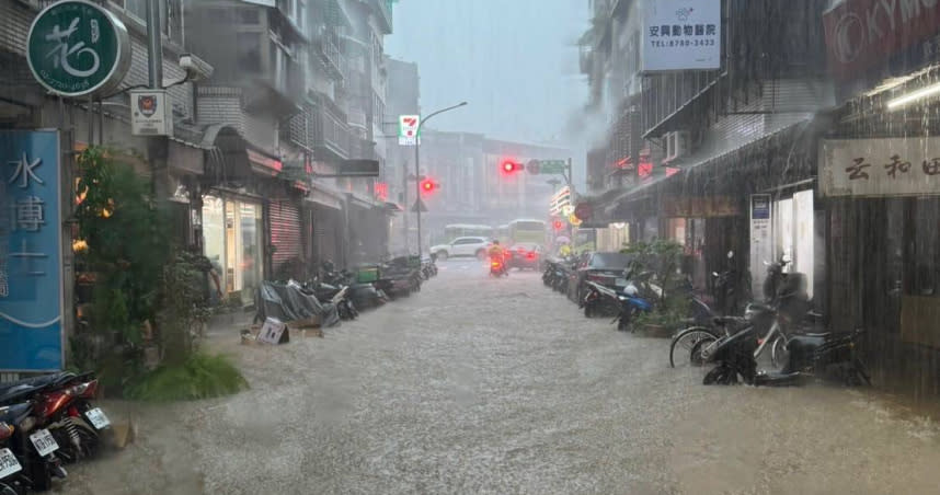 北市信義區吳興街與松仁路10日下午因午後雷陣雨出現淹水災情。（圖／翻攝自記者爆料網）