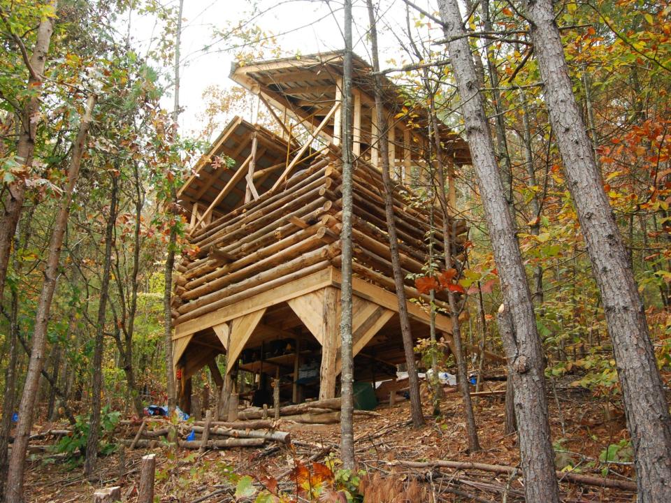 Ein Blick auf die Hütte, während sie gebaut wird. - Copyright: Photo courtesy of Wild Abundance