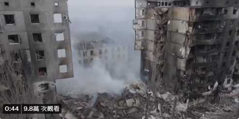 基輔州小鎮博羅江卡數棟公寓遭到俄軍轟炸。（圖／翻攝自推特@EmmettLesterSan）
