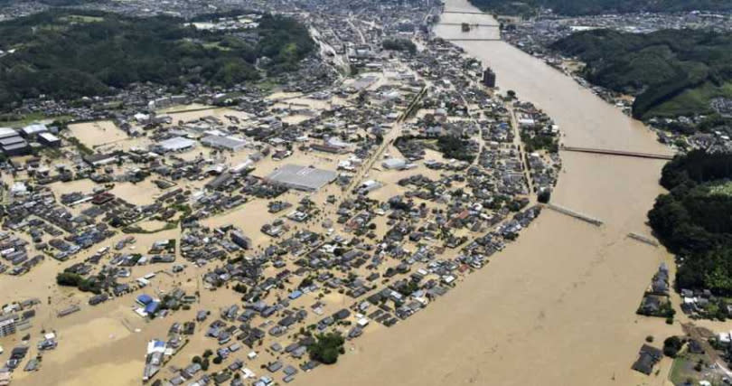日本九州熊本縣人吉市的球磨川氾濫，造成多地淹水慘況。（圖／翻攝自共同社）