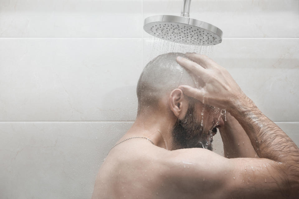 Toma duchas cortas y con la temperatura del agua en torno a los 30 o 36 grados. En verano puedes utilizar agua fría, ya que el calor del sol calienta las tuberías. Además, hay mangos de bajo consumo que también te ayudarán a ahorrar energía. (Foto: Getty Images).