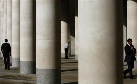 City workers take a break outside the London Stock Exchange October 27, 2008. REUTERS/Alessia Pierdomenico