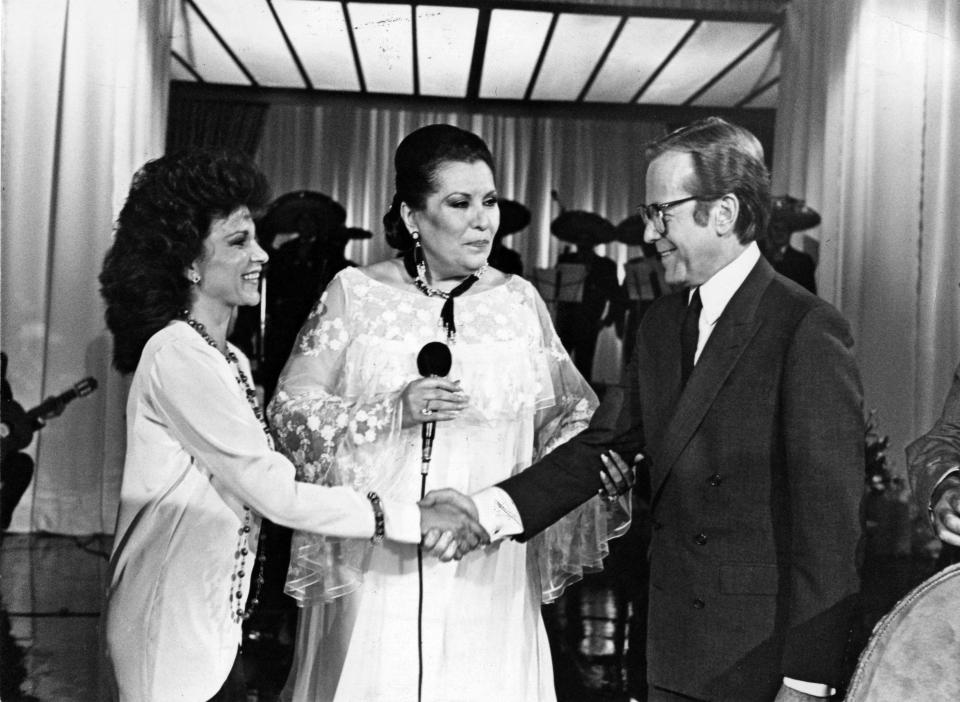 MÉXICO, D.F. Journalism/Periodismo-Jacobo Zabludovsky.- De izquierda a derecha, Pati Chapoy, Lola Beltrán y el periodista Jacobo Zabludovsky; el periodista falleció, este jueves, a la edad de 87 años. Foto: Archivo Agencia EL UNIVERSAL/JMA