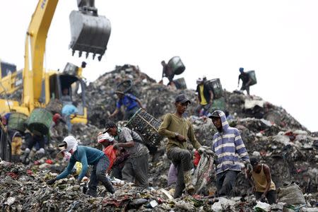 People search through garbage looking for material to recycle at Bantar Gebang landfill in Bekasi, West Java province, Indonesia in this March 2, 2016 file photo. REUTERS/Darren Whiteside/Files