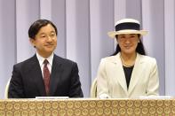 "Die oder keine", soll Kronprinz Naruhito von Japan gesagt haben, als er 1986 seiner zukünftigen Frau Masako begegnete. Doch bei Hof wurde die Diplomatin zunächst als nicht passend erachtet. Doch der Prinz blieb stur, bis das Kaiserliche Hofamt 1992 endlich die Heiratserlaubnis erteilte: Vor 28 Jahren, am 9. Juni 1993, läuteten die Hochzeitsglocken. (Bild: Atsushi Tomura/Getty Images)