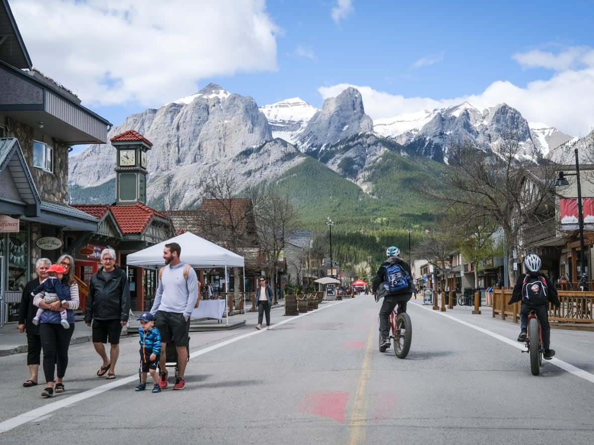 Tourists and locals mingle in Canmore, Alta., in a file photo from 2021. Earlier this week, Canmore Mayor Sean Krausert said the town was in a 'housing crisis.'   (Jeff McIntosh/The Canadian Press - image credit)