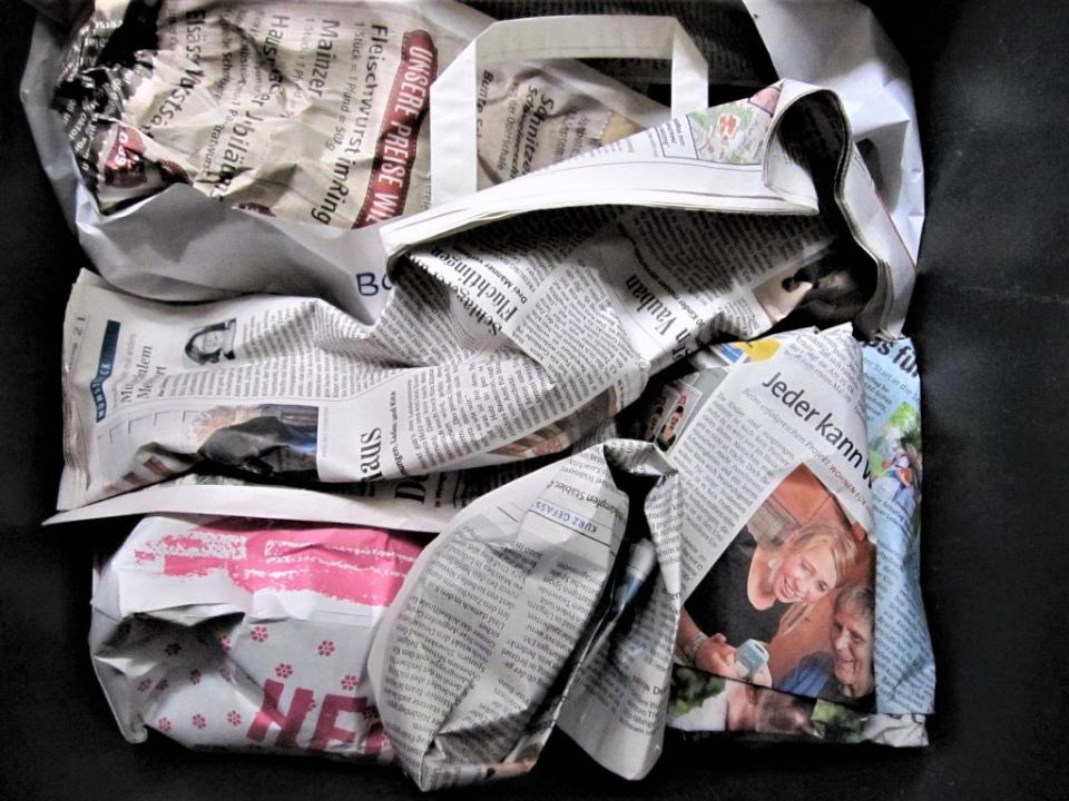 用報紙替代塑膠袋包得整齊的垃圾