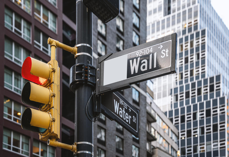 Una luz roja parece haber detenido los avances de las acciones de Wall Street. Foto: Getty Images. 