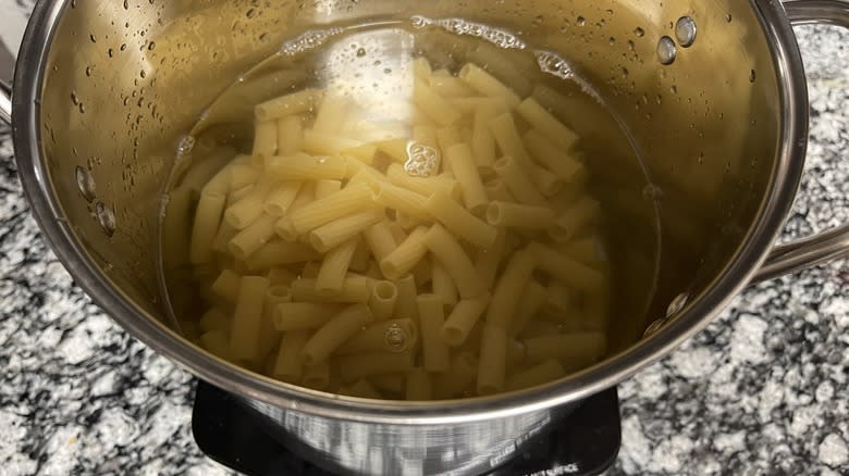 rigatoni in pot of water