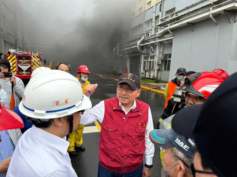 位於新北市泰山區的南亞塑膠林口廠今凌晨發生大火，內存放300噸塑膠原料，新北市長侯友宜與環保局示警5個行政區須注意空氣污染。翻攝自侯友宜臉書