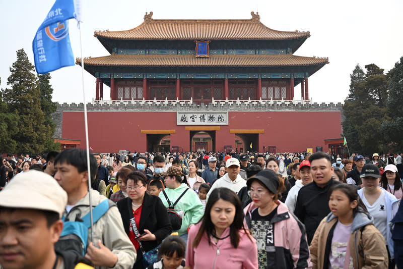 中國清明連假旅遊回溫  北京故宮遊人如織 6日公布的多項數據顯示，中國為期3天的清明連假出 現旅遊潮，出遊人次、消費金額與跨區流動人次都比 2019年疫情前還要多。圖為4月4日北京故宮博物院遊 人如織。 （中新社提供） 中央社  113年4月6日 