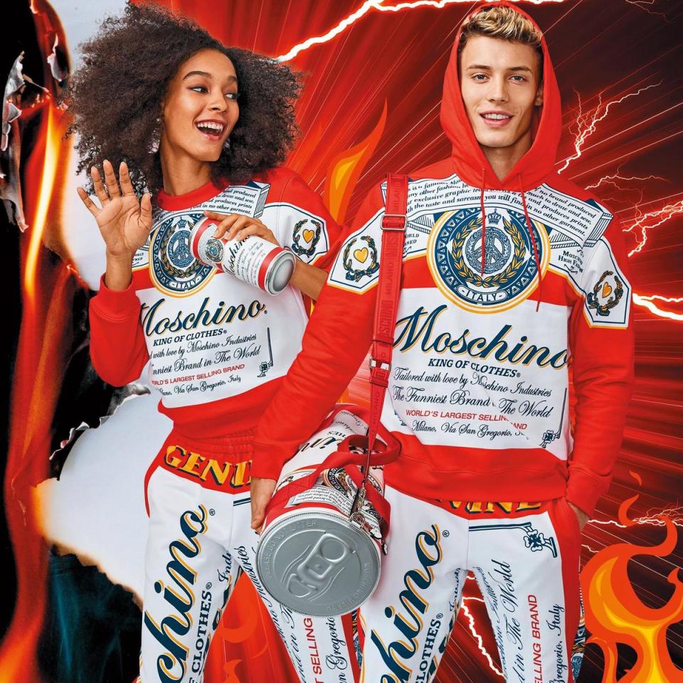 MOSCHINO X BUDWEISER 大學衛衣NT$24,300／啤酒罐造型手拿包NT$19,500／連帽衛衣NT$27,300 ／聯名款長褲NT$23,300／啤酒罐造型手提包NT$53,300（藍鐘提供）