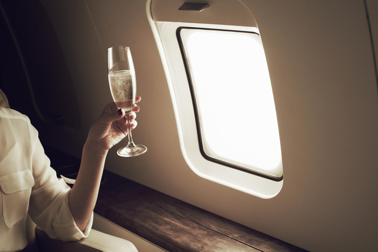 Boire un verre de champagne en avion peut multiplier jusqu’à trois fois les effets de l’alcool (crédit : getty image)