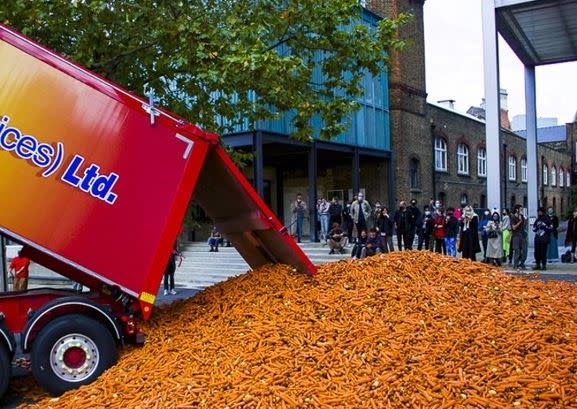 一輛貨車突然開進學校，到下24萬根紅蘿蔔。（圖／翻攝自推特）