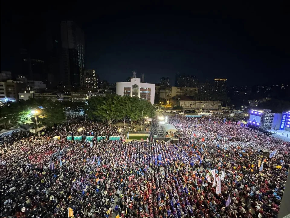 國民黨選前之夜，現場估破10萬人。（李奇叡攝）