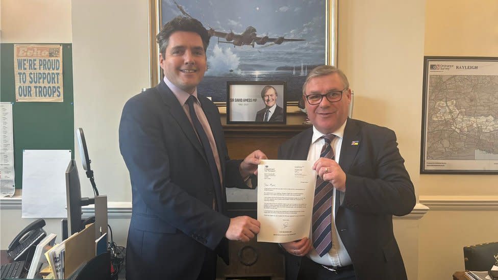 Huw Merriman and Mark Francois holding a letter