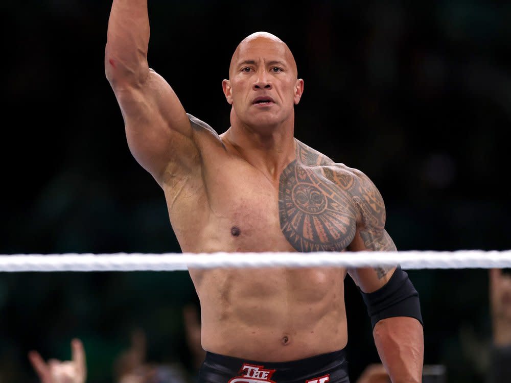 Dwayne "The Rock" Johnson im Ring von WrestleMania XL. (Bild: Tim Nwachukwu/Getty Images)
