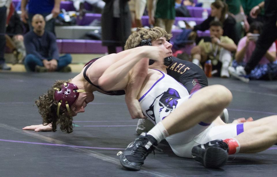 Iona Prep's Sean Degl (black) defeated John Jay-Cross River's Spencer Hadlock in the 160-pound finals of the Murphy-Guccione Shoreline Classic at New Rochelle High School on Jan. 7, 2023.