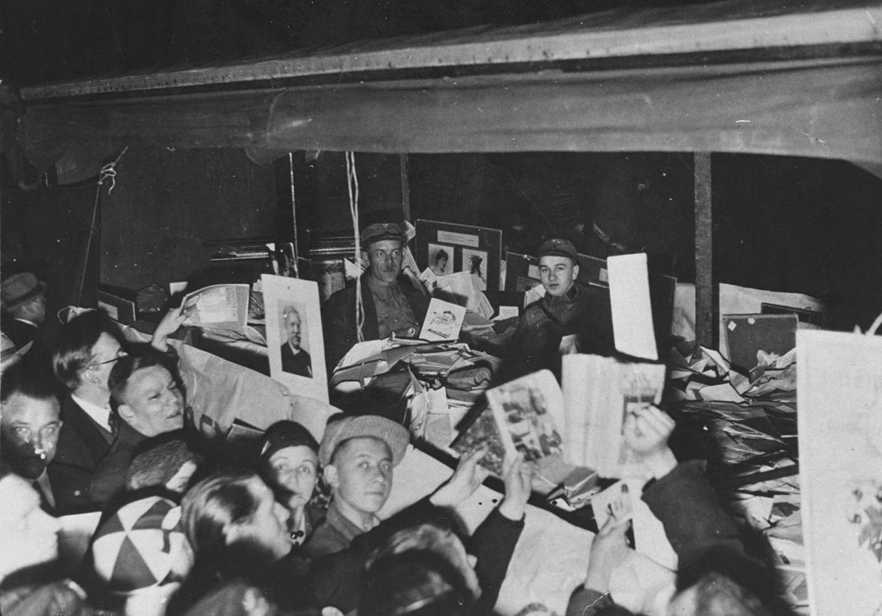 Alemanes se agolpan alrededor de un camión lleno de libros "no alemanes", confiscados de la biblioteca del Instituto de Ciencias Sexuales, para ser quemados por los nazis. <a href="https://collections.ushmm.org/search/catalog/pa1056478" rel="nofollow noopener" target="_blank" data-ylk="slk:United States Holocaust Memorial Museum, courtesy of National Archives and Records Administration, College Park;elm:context_link;itc:0;sec:content-canvas" class="link ">United States Holocaust Memorial Museum, courtesy of National Archives and Records Administration, College Park</a>