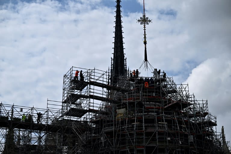 La croix réinstallée au sommet de la charpente de la cathédrale Notre-Dame de Paris, le 24 mai 2024 (JULIEN DE ROSA)