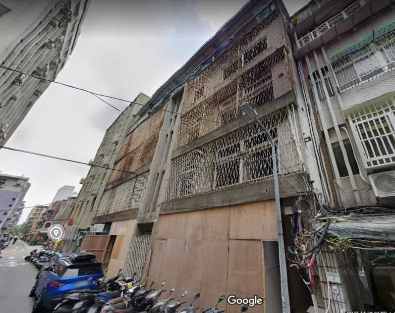 「GRIN」所在建築原為台灣富士軟片老屋資產，香蕉同居中與吉田建築透過老屋改建進行內外部整修，打造新的共居環境。圖為整修前樣貌。（圖／截取自google map）