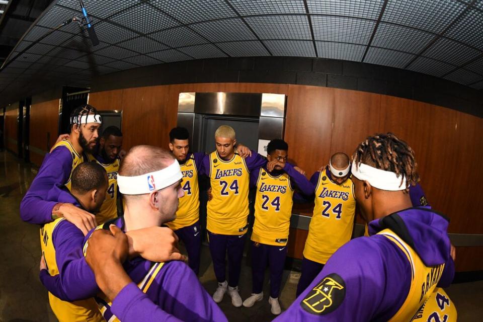 Lakers huddling in Kobe Bryant jerseys | Adam Pantozzi/Getty Images