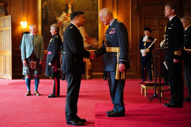 Chief Superintendent Faroque Hussain shaking hands with The King