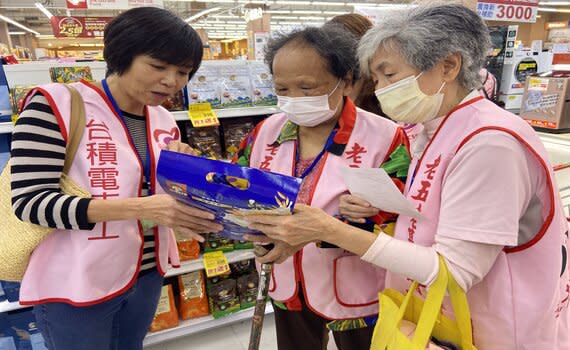 ▲企業志工陪同長輩上賣場選購物資