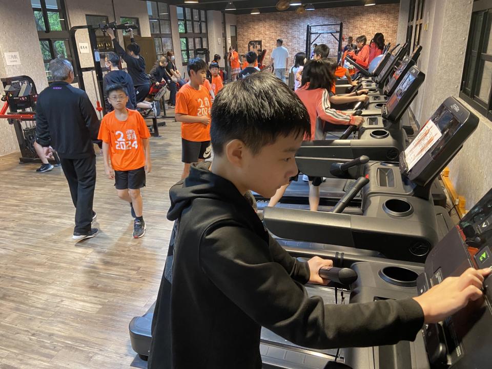 長樂國小六年級師生開心體驗二信科技課程收穫滿行囊，圖為科技健身教室設備體驗/記者宋吉清拍照