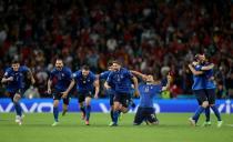 Los jugadores de Italia celebran tras ganar la tanda de penales.