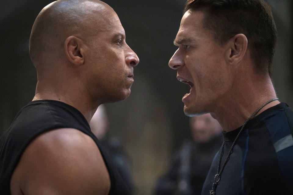 En esta imagen difundida por Universal Pictures, Vin Diesel, a la izquierda, y John Cena en una escena de "F9". (Giles Keyte/Universal Pictures vía AP)