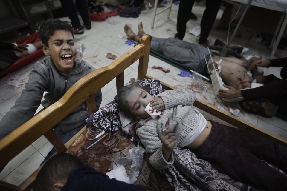 Palestinos heridos en un bombardeo israelí sobre Gaza llegan a un hospital en Jan Yunis, el 8 de diciembre de 2023. (AP Foto/Mohammed Dahman)