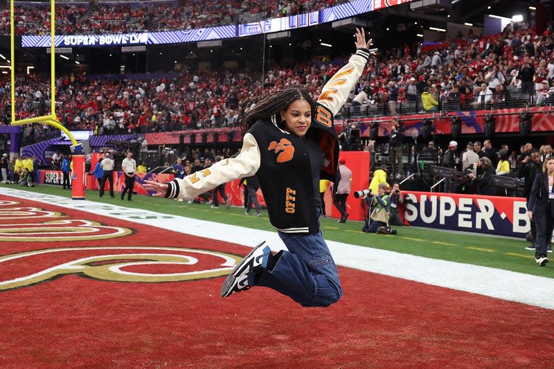 LAS VEGAS, NEVADA - FEBRUARY 11: American Rapper Jay-Z’s daughter, Blue Ivey Carter, reacts before Super Bowl LVIII between the San Francisco 49ers and Kansas City Chiefs at Allegiant Stadium on February 11, 2024 in Las Vegas, Nevada. - Photo: Ezra Shaw (Getty Images)