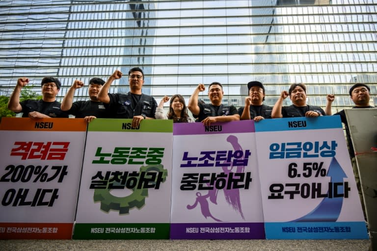 Die Beschäftigten des südkoreanischen Technologiekonzerns Samsung Electronics haben mit dem ersten Streik der Unternehmensgeschichte am Freitag ein Zeichen gesetzt. Die Streikteilnehmer nahmen kollektiv einen bezahlten Urlaubstag. (ANTHONY WALLACE)