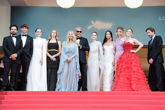 Kevin Costner con el reparto de Horizonte en Cannes