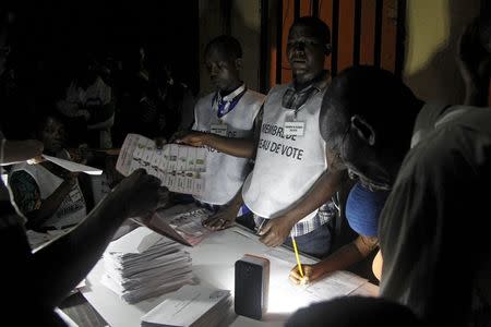 Polling officials count the ballots during a presidential election in Conakry, Guinea October 11, 2015. REUTERS/Luc Gnago
