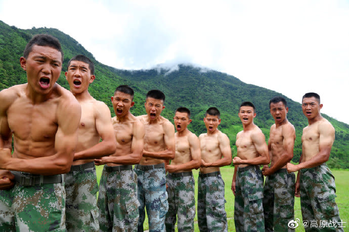 西藏解放軍日前進行格鬥魔鬼訓練。   圖：取自高原戰士微博