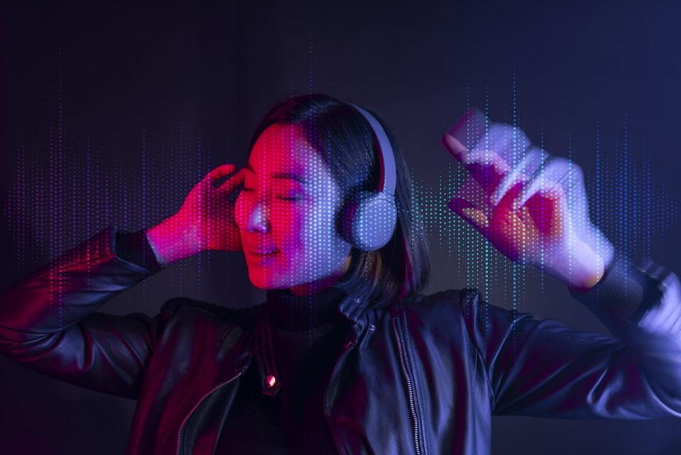 La technologie du neurofeedback pourrait créer des cartes cérébrales musicales individuelles qui faciliteraient l’auto-thérapie ». <a href="https://commons.wikimedia.org/wiki/File:Woman_listening_to_music_with_wireless_headphones_neon_light_(50810419882).jpg" rel="nofollow noopener" target="_blank" data-ylk="slk:Vu Hoang/Wikimedia;elm:context_link;itc:0;sec:content-canvas" class="link ">Vu Hoang/Wikimedia</a>, <a href="http://creativecommons.org/licenses/by-sa/4.0/" rel="nofollow noopener" target="_blank" data-ylk="slk:CC BY-SA;elm:context_link;itc:0;sec:content-canvas" class="link ">CC BY-SA</a>