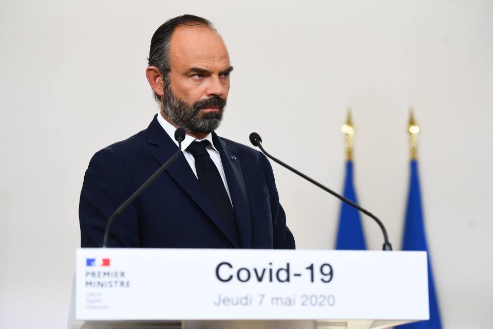 Frankreich, Paris: Edouard Philippe, Premierminister von Frankreich, spricht während einer Pressekonferenz im Hotel Matignon. Am 52. Tag einer strikten Abriegelung präsentierte Philippe die Einzelheiten für dessen geplantes Ende. Foto: Christophe Archambault / AFP / dpa