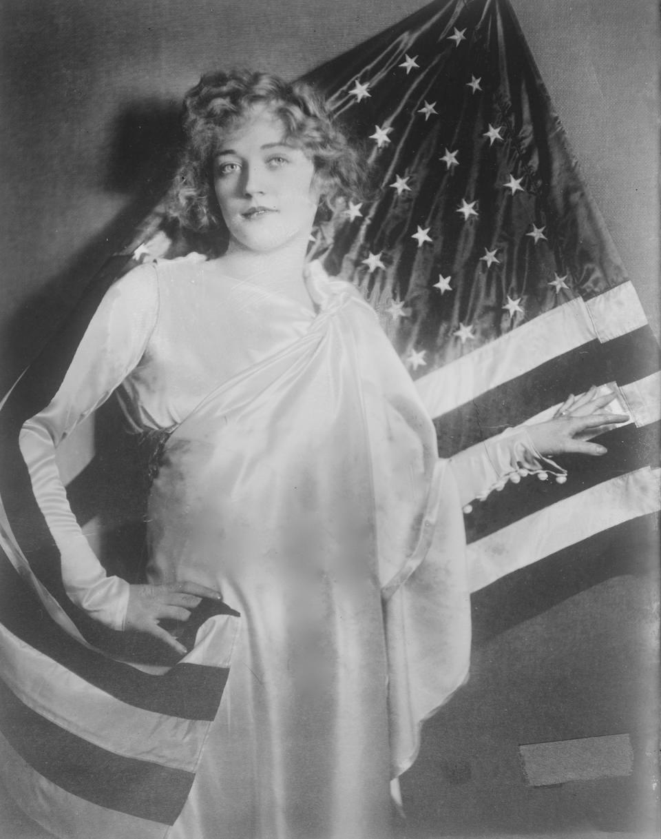 Marion Davies with American flag, 1920s