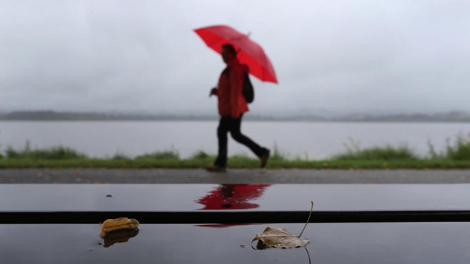 Warm anziehen: Nässe und Kälte sind Vorboten typischer Herbst- und Winterkrankheiten.