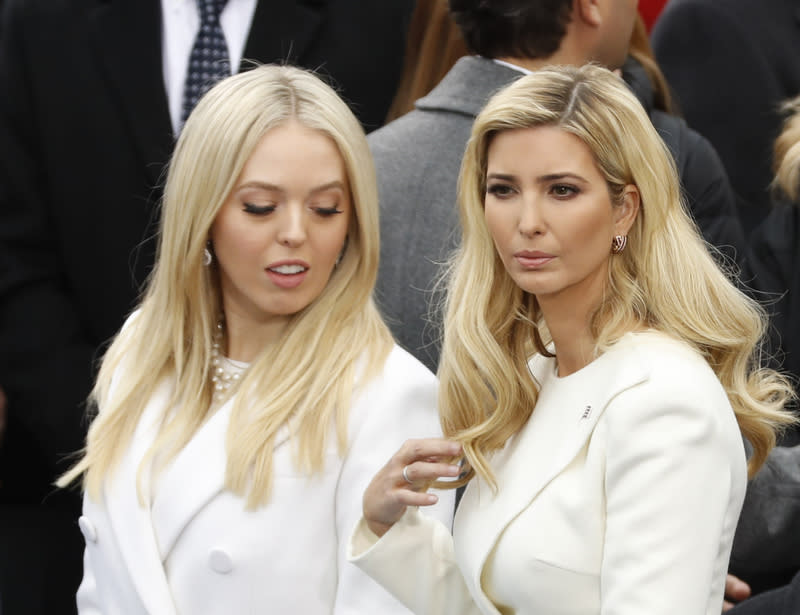 Tiffany e Ivanka Trump (derecha) durante la inauguración presidencial.