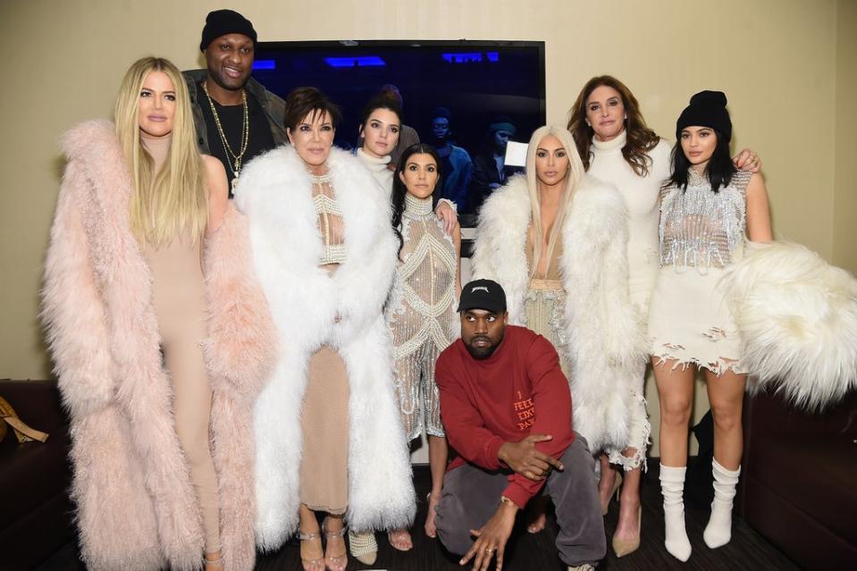 De izquierda a derecha: Khloe Kardashian, Lamar Odom, Kris Jenner, Kendall Jenner, Kourtney Kardashian, Kanye West, Kim Kardashian, Caitlin Jenner y Kylie Jenner asisten a la presentación de ‘Yeezy Season 3’ de Kanye West (Getty Images)