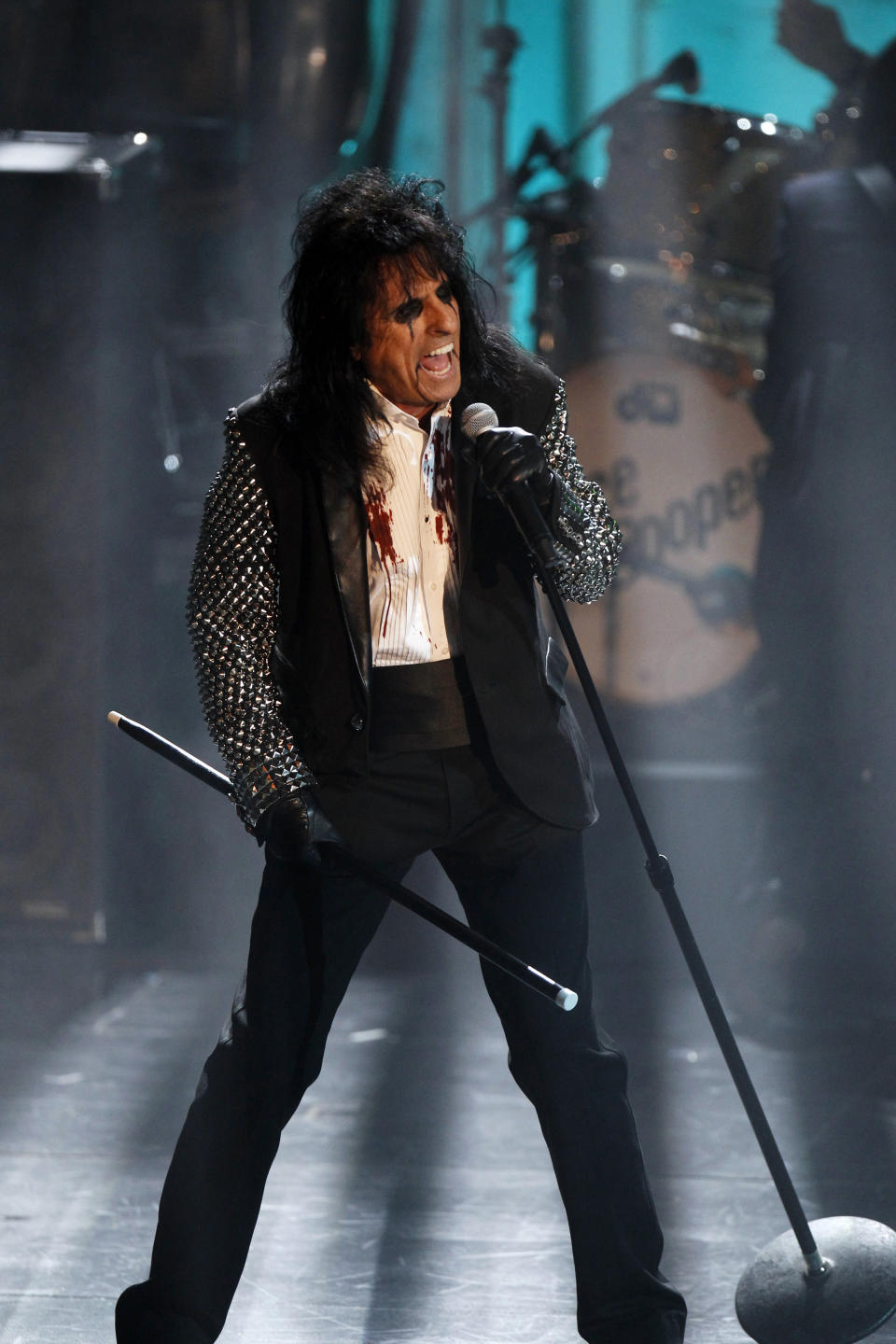 Singer Alice Cooper performs after being inducted during the 2011 Rock and Roll Hall of Fame induction ceremony at the Waldorf Astoria Hotel in New York March 14, 2011.  REUTERS/Lucas Jackson (UNITED STATES - Tags: ENTERTAINMENT)