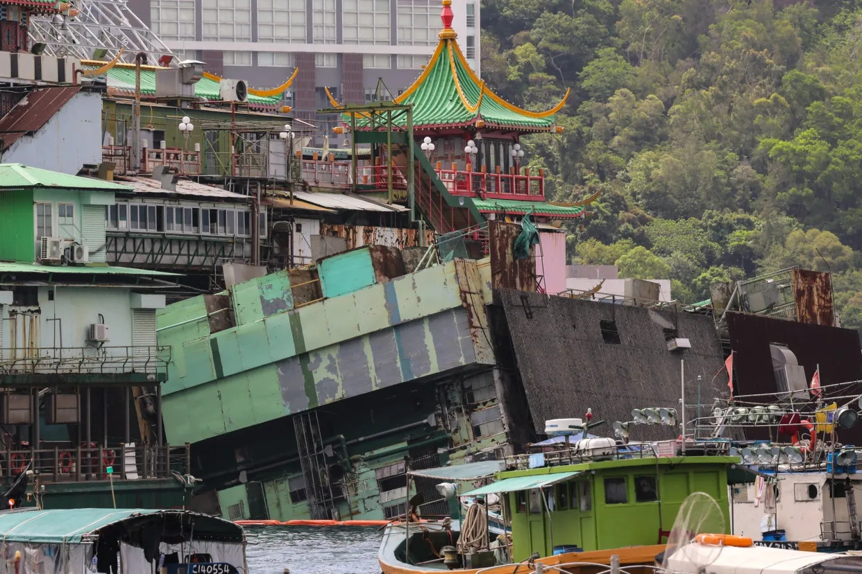 No one was hurt when the Jumbo Floating Restaurant’s kitchen barge capsized. Photo: Jelly Tse